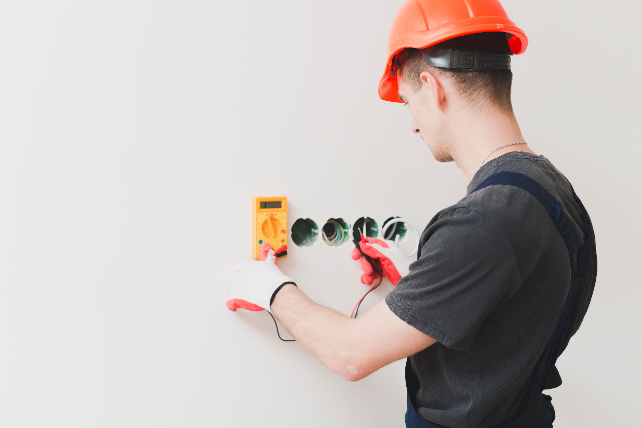 Técnico de Redetek instalando fibra óptica en el hogar